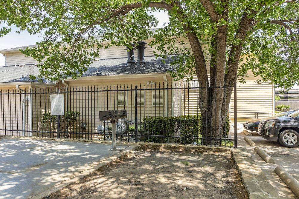 Hometowne Studios By Red Roof Dallas - North Addison - Tollway ภายนอก รูปภาพ